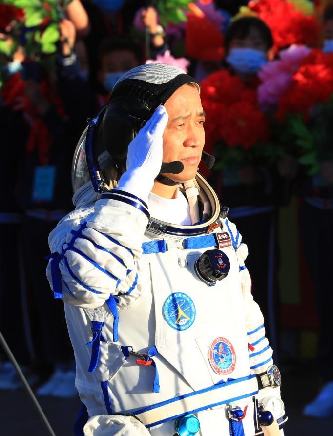2021年6月17日，神舟十二號航天員出征儀式在酒泉衛星發射中心舉行。這是航天員聶海勝在出征儀式上敬禮。新華社記者 琚振華 攝 