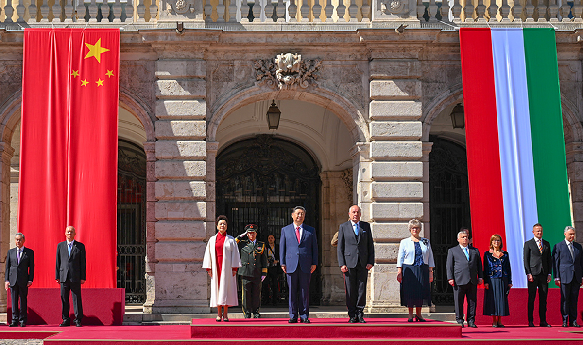 習近平出席匈牙利總統舒尤克和總理歐爾班舉行的歡迎儀式