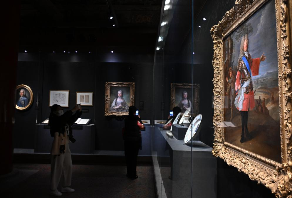 4月1日，作為中法文化旅遊年的重要項目，“紫禁城與凡爾賽宮——17、18世紀的中法交往”展覽在故宮文華殿開幕。圖為觀眾當天參觀展覽。新華社記者 金良快 攝