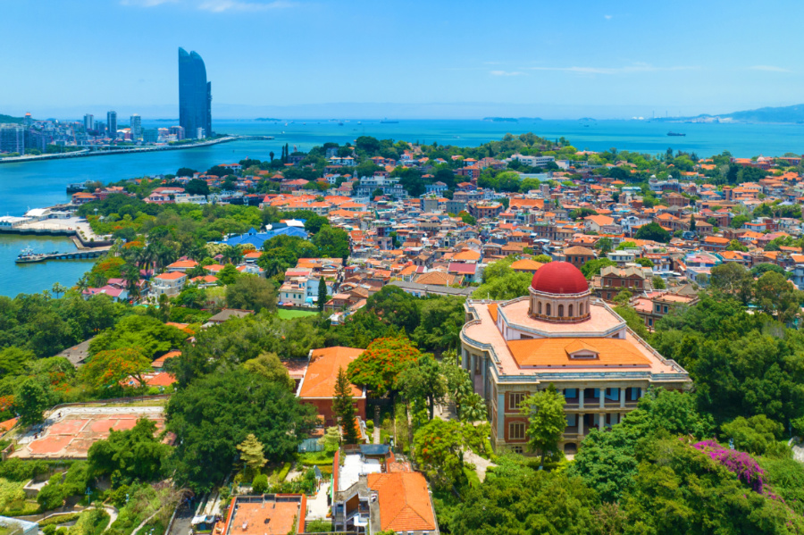  Bagua Tower is located at the north foot of Bijia Mountain in the northeast of Gulangyu Island, overlooking Xiamen Port. Photographed by Xu Qiuheng