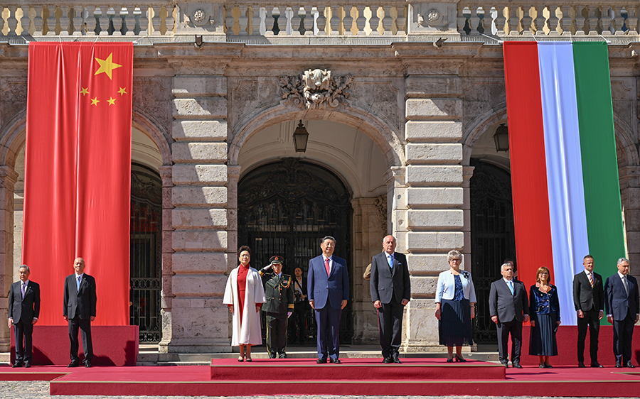 當地時間5月9日上午，國家主席習近平在布達佩斯出席匈牙利總統舒尤克和總理歐爾班共同舉行的隆重歡迎儀式。新華社記者 謝環馳 攝