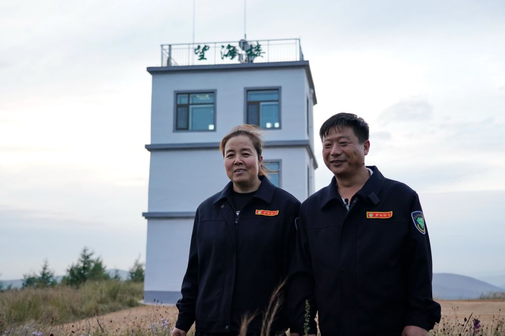  Liu Jun (right) and Wang Juan are outside the Sea Watching Tower on Moon Mountain in Saihanba Machinery Forest Farm (photographed on August 23, 2021). Photographed by Mou Yu, a reporter from Xinhua News Agency