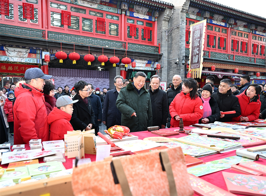 2024年2月1日下午，習近平在天津古文化街考察時，同店鋪員工和現場群眾互動交流。新華社記者 謝環馳 攝