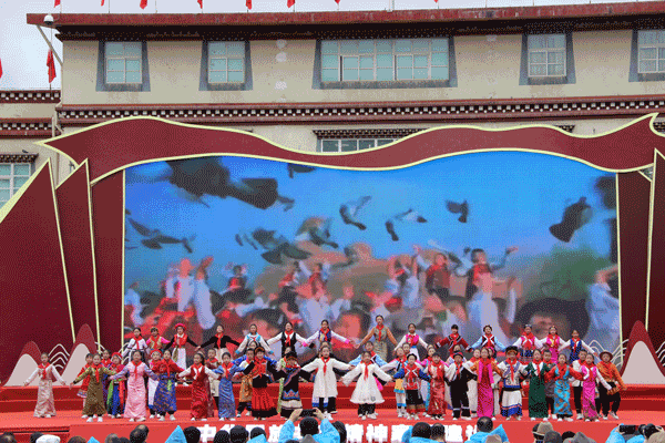 5月28日，“中華民族共有精神家園建設主題文化活動——雲南篇” 啟動儀式在香格裡拉市獨克宗古城月光廣場舉行。 馬那甫攝