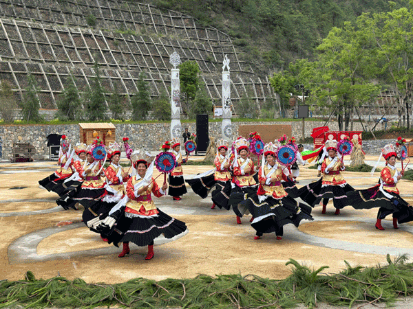 《塔城热巴》，是一种古老的歌舞，流传在维西县塔城镇境内，已有上千年的历史，是国家级非物质文化遗产。人民网记者 金洪花摄