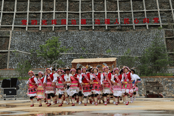傈僳族传统歌舞《阿尺木刮》，是云南迪庆境内的一种群众自娱性舞蹈，源于傈僳族的传统文化，历史悠久，以独特的歌曲和舞蹈形式闻名。马那甫摄
