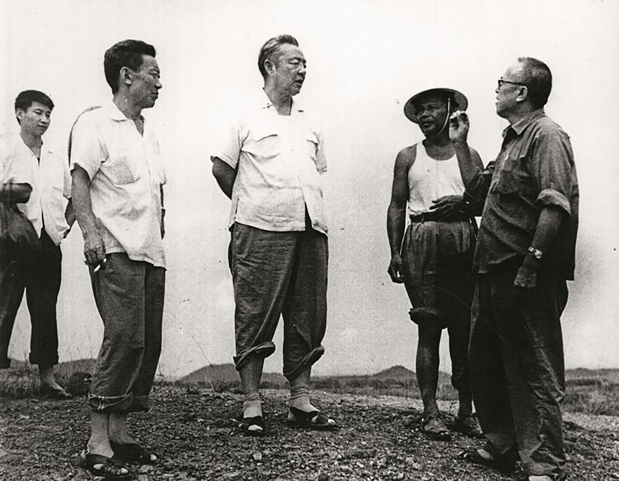 1978年8月5日，習仲勛（中）在廣東惠陽地區調研。左二為廣東省委農村工作部副部長杜瑞芝，右一為惠陽地委書記李富林。 左一為當時正在清華大學暑期的習近平。