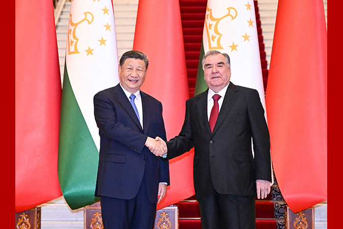 习近平同塔吉克斯坦总统拉赫蒙举行会谈