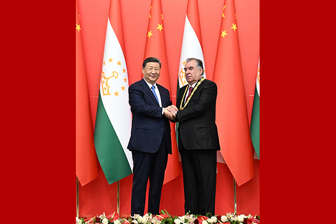 习近平向塔吉克斯坦总统拉赫蒙颁授“友谊勋章”