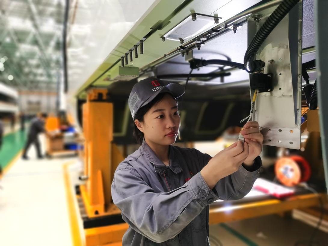 姚智慧正在進行高鐵接線工作。中車長客供圖