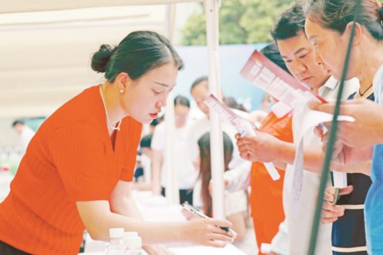 7月4日，武勝縣舉辦“人才嘉年華”專場招聘會，20余家企業提供85個崗位類別1000余個崗位，促進就業。