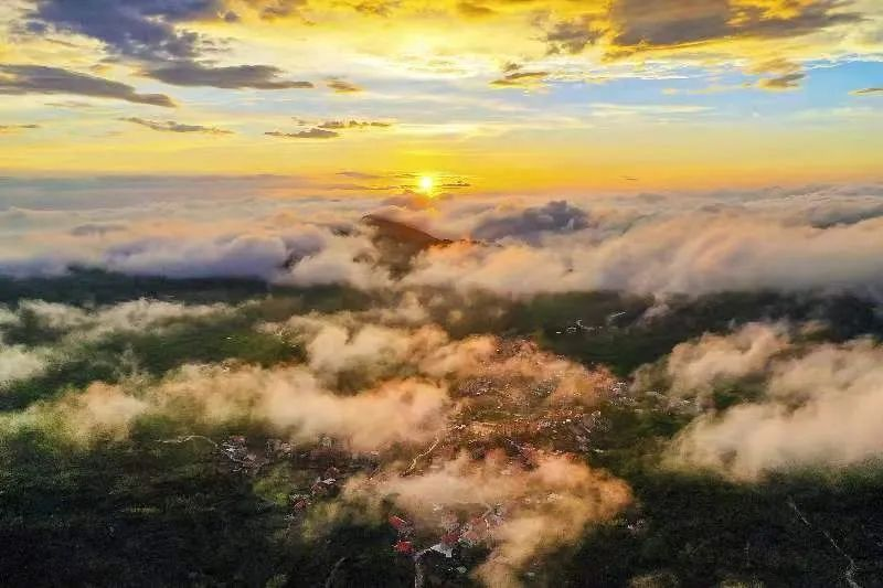 圖為云霧繚繞的軍營村，群山盡翠，紅瓦掩映。廈門市委宣傳部供圖