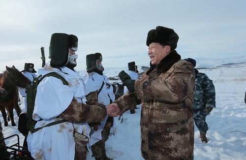 学习·故事丨顶着凛冽寒风，习主席和哨兵们一起执勤站岗