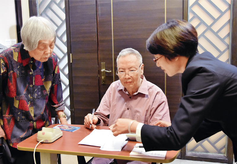 2017年3月21日，盧永根、徐雪賓夫婦二人簽字捐贈880余萬元。 華南農(nóng)業(yè)大學供圖