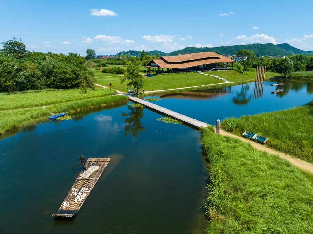 2024年7月4日拍攝的杭州良渚古城遺址公園南城墻遺址展示點(diǎn)（無人機(jī)照片）。新華社記者 江漢 攝