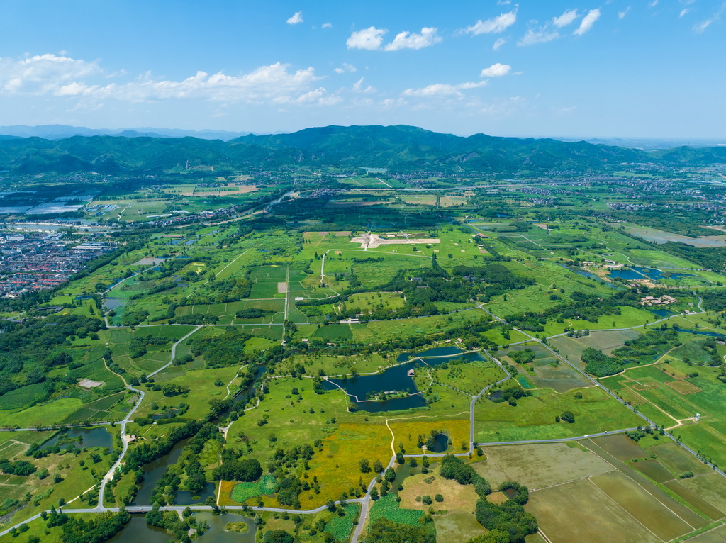 2024年7月4日拍攝的杭州良渚古城遺址公園全景（無人機(jī)照片）。新華社記者 江漢 攝