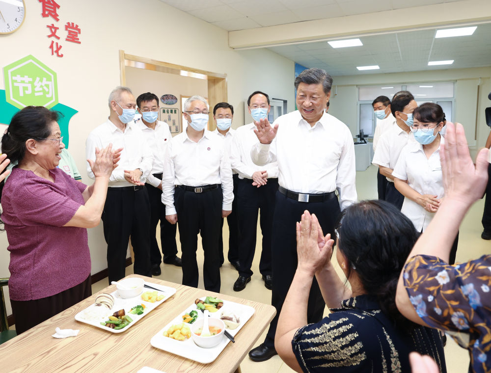 2022年8月16日至17日，中共中央總書記、國家主席、中央軍委主席習近平在遼寧考察。這是17日下午，習近平在沈陽市皇姑區三台子街道牡丹社區老年餐廳，同正在用餐的老人們親切交流。新華社記者 鞠鵬 攝