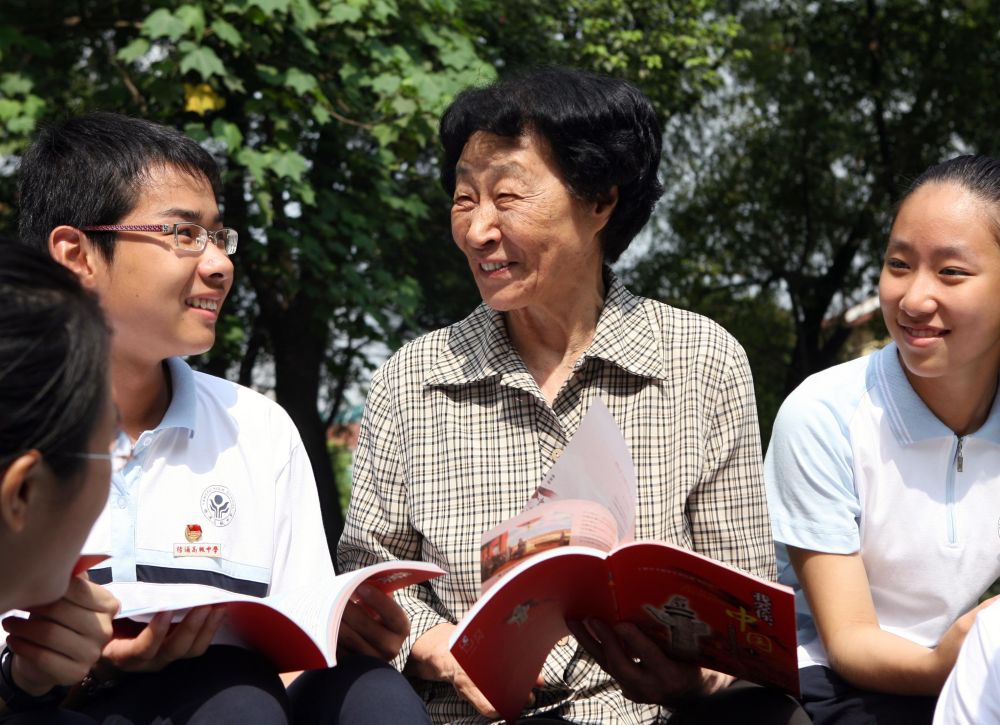 于漪（中）向上海市杨浦高级中学的学生们赠阅自己编写的新书——爱国文学精品读本《我爱你，中国》（2009年9月4日摄）。新华社记者 刘颖 摄