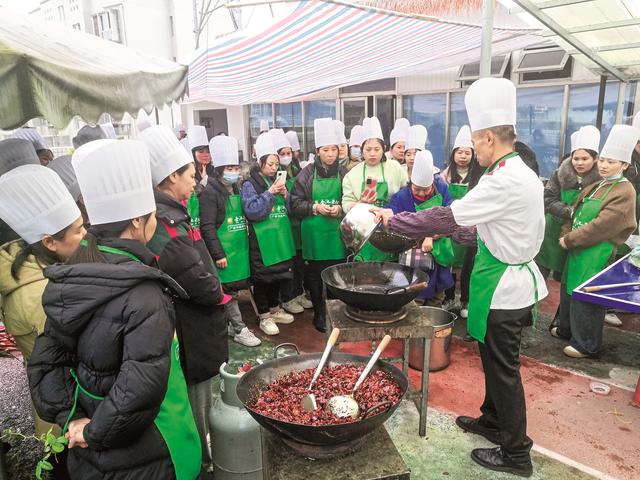 烹饪技能培训现场。