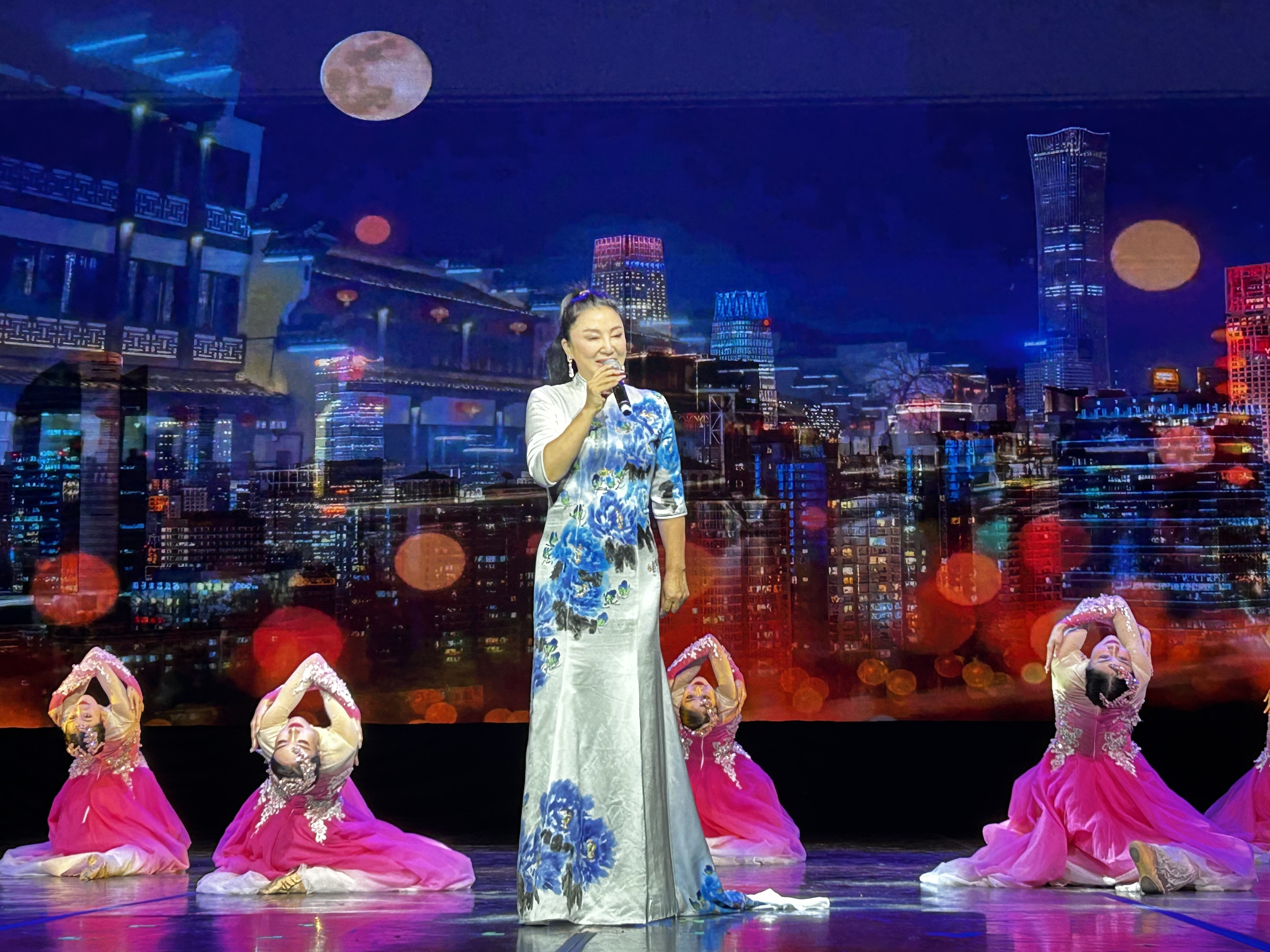 中国一级演员吴春燕带来一曲《灯火里的中国》，让在场观看的华侨华人心潮澎湃、齐声合唱。人民日报记者 陈海琪摄