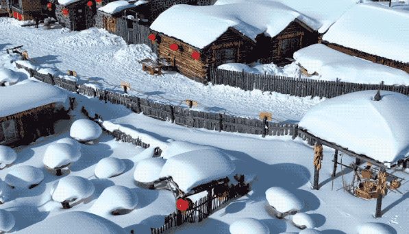 冰天雪地也是金山银山近年来，随着“冰天雪地也是金山银山”理念的深入推广、“带动三亿人参与冰雪运动”成果的不断巩固和扩大，我国优质冰雪“冷资源”向经济发展的“热动力”加速转化。