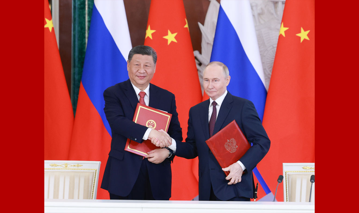 习近平同普京出席签字和合作文本交换仪式