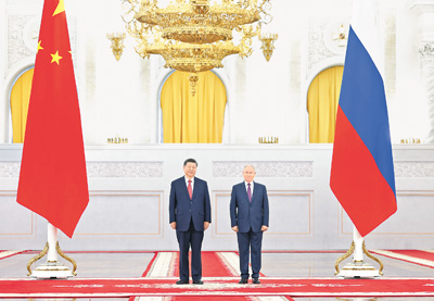 当地时间5月8日上午，俄罗斯总统普京同中国国家主席习近平在莫斯科克里姆林宫举行会谈。这是普京在乔治大厅为习近平举行隆重欢迎仪式。