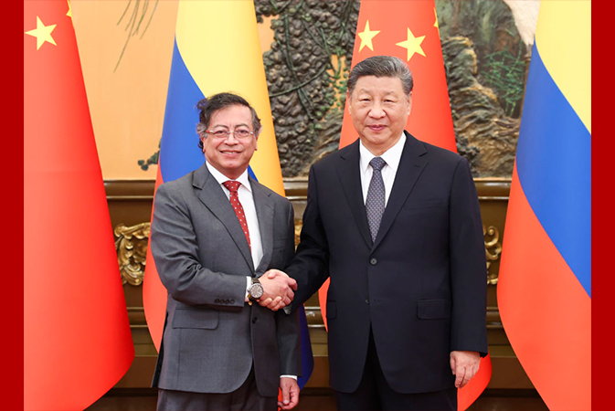习近平会见哥伦比亚总统佩特罗