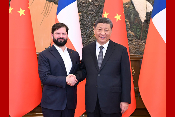 习近平会见智利总统博里奇