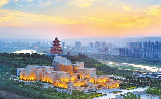走近青铜国宝 跟着总书记探寻文明密码2024年9月10日下午，习近平总书记来到陕西宝鸡青铜器博物院考察，走进展厅听取当地周秦时期历史文化介绍，仔细察看何尊、逨盘等珍贵青铜器，了解加强文物保护研究利用等情况。镜头定格这样一个画面：参观“宅兹中国”单元时，总书记在一件国宝级青铜器前驻足凝视，仔细观察。