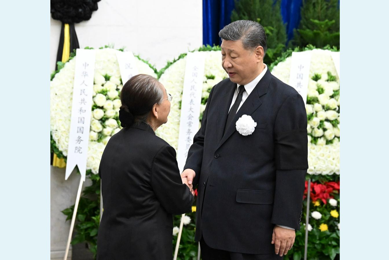 热地同志遗体在京火化