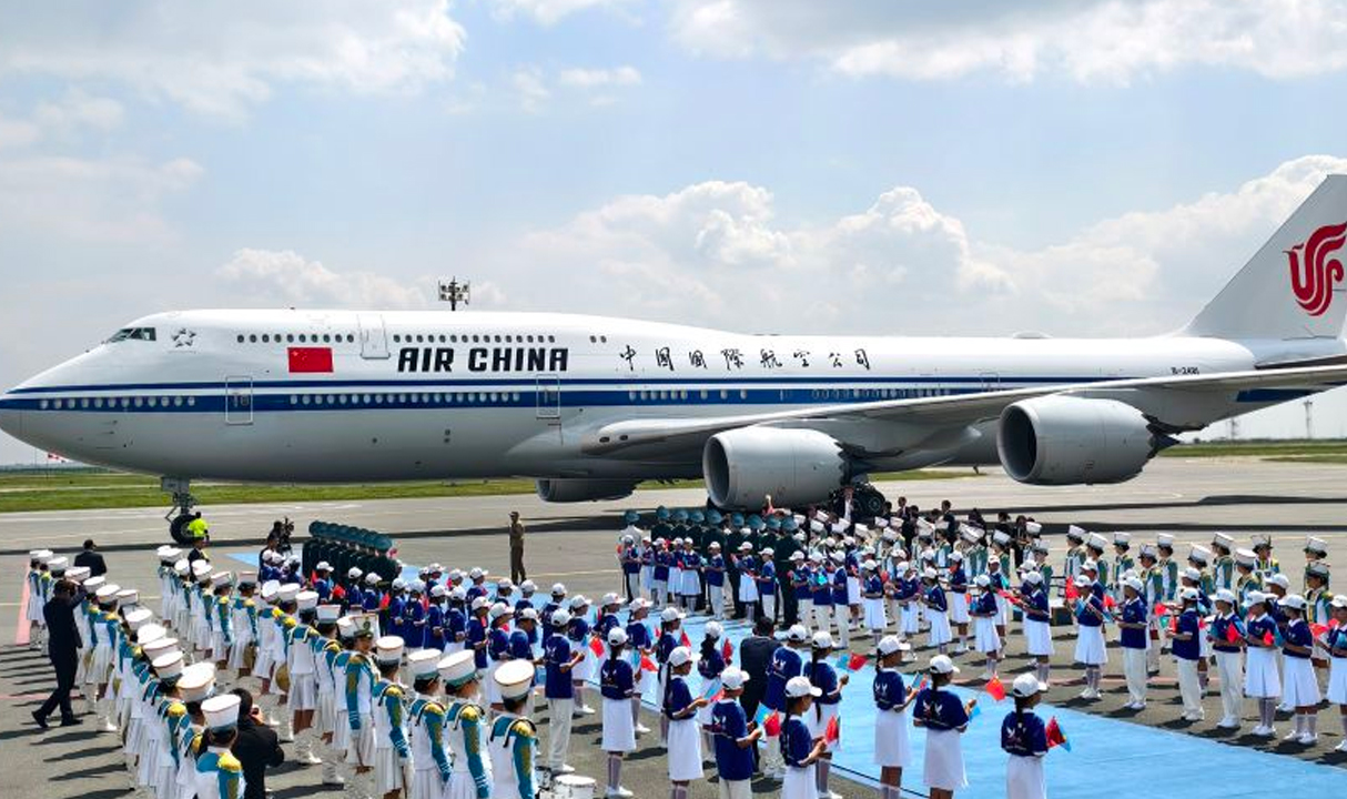 习近平抵达阿斯塔纳