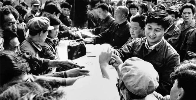 1984年10月，習近平在正定縣城街頭發放民意調查表。（圖源：《讓群眾過上好日子——習近平正定足跡》）