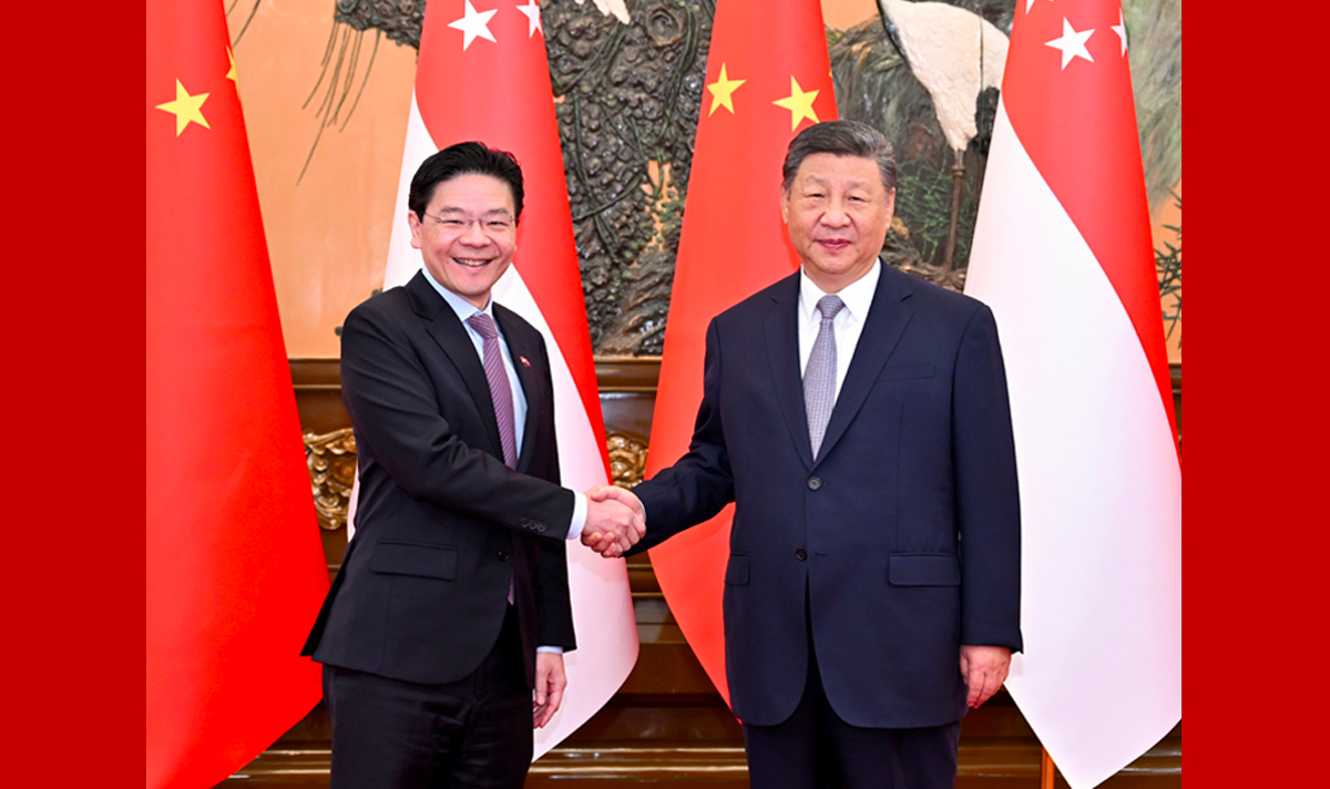 习近平会见新加坡总理黄循财