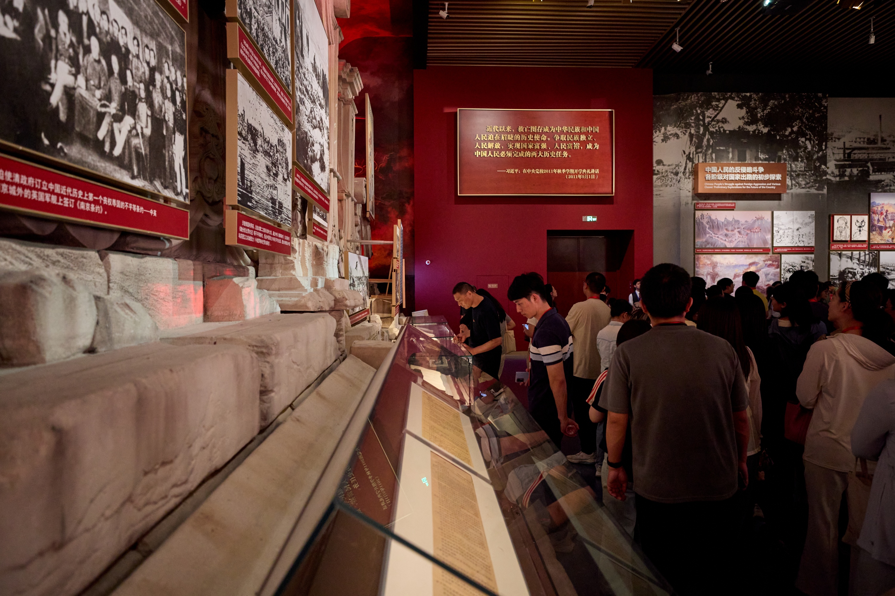 觀眾在黨史展覽館內參觀。中國共產黨歷史展覽館供圖