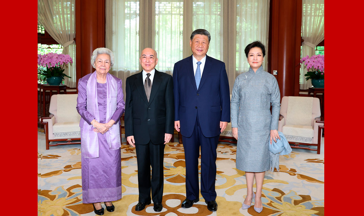 习近平夫妇会见柬埔寨国王西哈莫尼和太后莫尼列