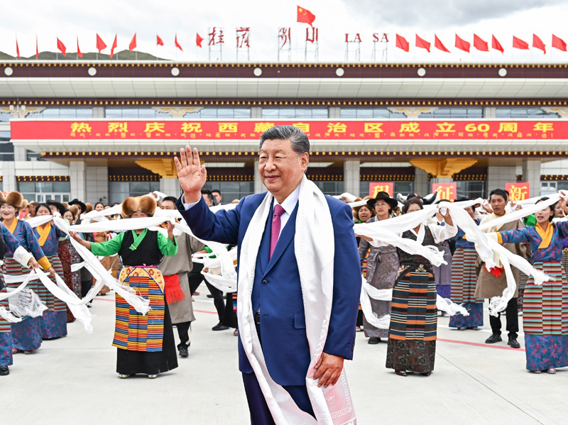 2025年8月20日中午，中共中央總書記、國家主席、中央軍委主席習近平率中央代表團乘專機抵達拉薩，出席西藏自治區成立60周年慶祝活動。這是習近平向歡迎群眾揮手致意。新華社記者 燕雁 攝
