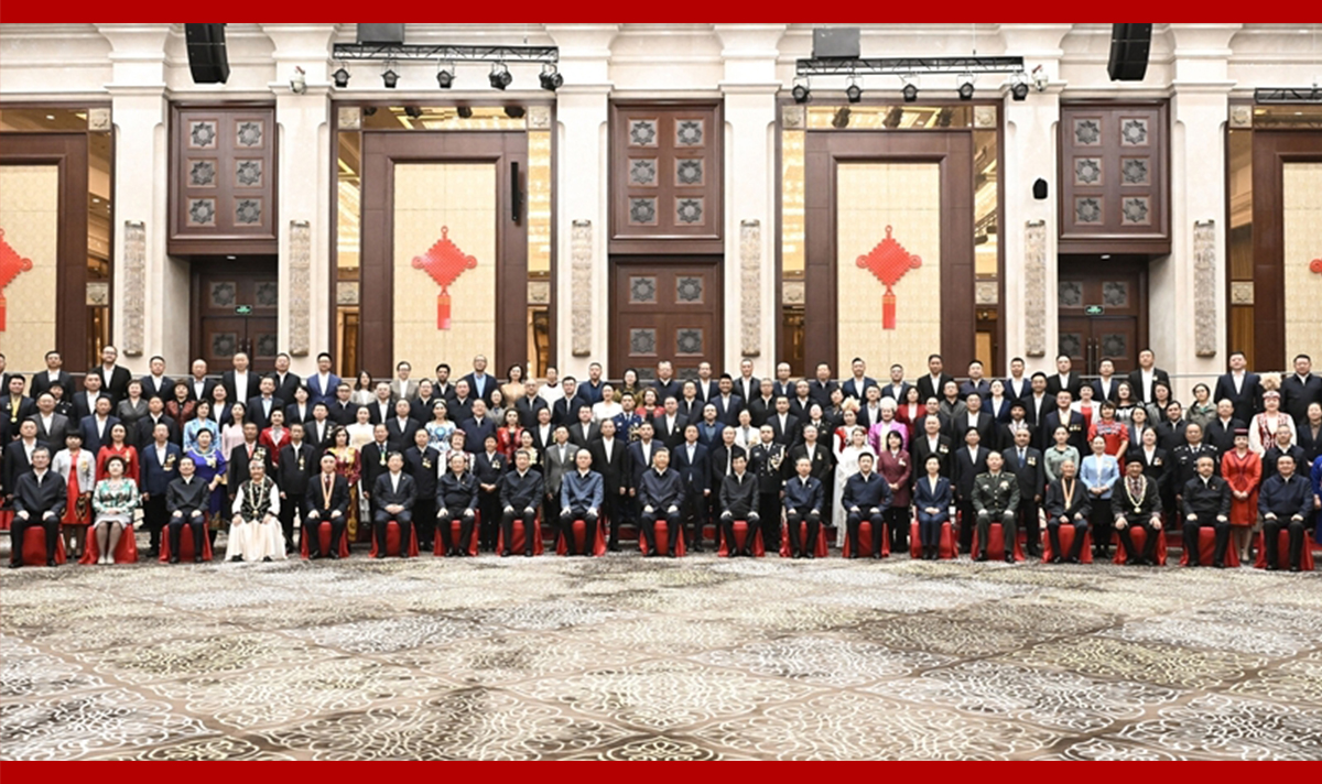 习近平接见新疆各族各界代表