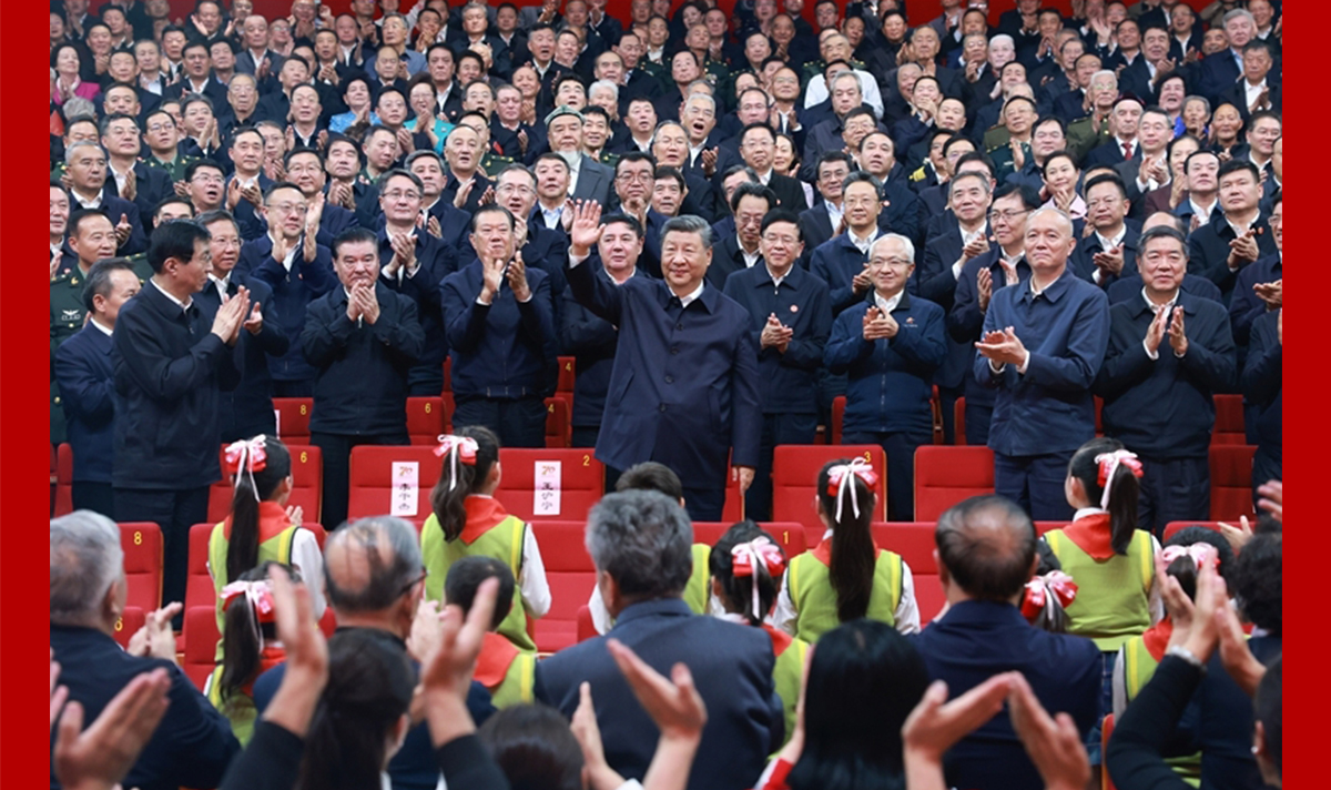 习近平观看庆祝新疆维吾尔自治区成立70周年文艺晚会《美丽新疆》