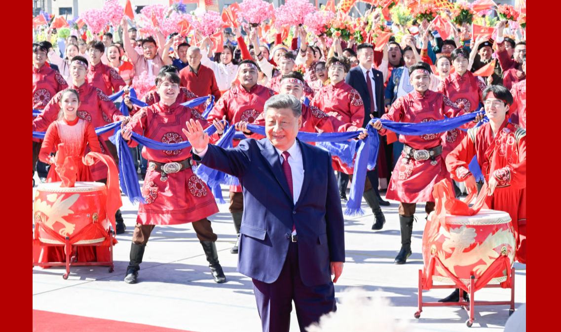 习近平在出席新疆维吾尔自治区成立70周年庆祝活动后返回北京