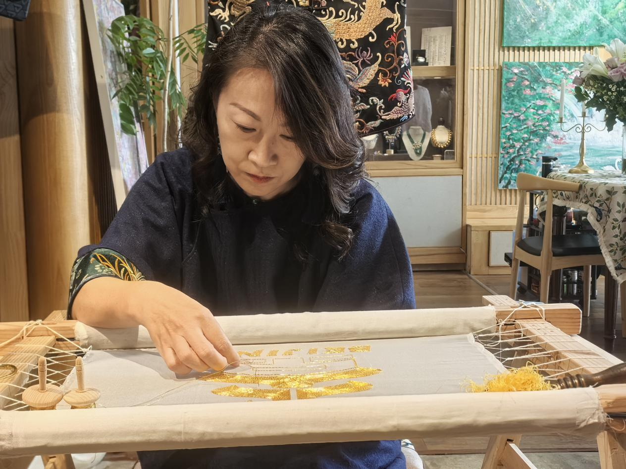 刺繡設計師現場展示非遺刺繡技藝。人民網記者黃玉琦 攝