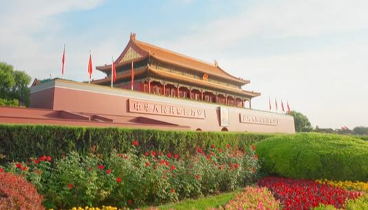 学习·知行丨向着下一个五年出发！习近平总书记在全会上的重要讲话和全会通过的《建议》，深刻把握党和国家事业发展所处的历史方位，深刻回答“十五五”时期如何确保基本实现社会主义现代化取得决定性进展的一系列方向性、根本性重大问题，对乘势而上、接续推进中国式现代化建设，进行了总动员、总部署，为今后五年我国发展指明了方向与路径。