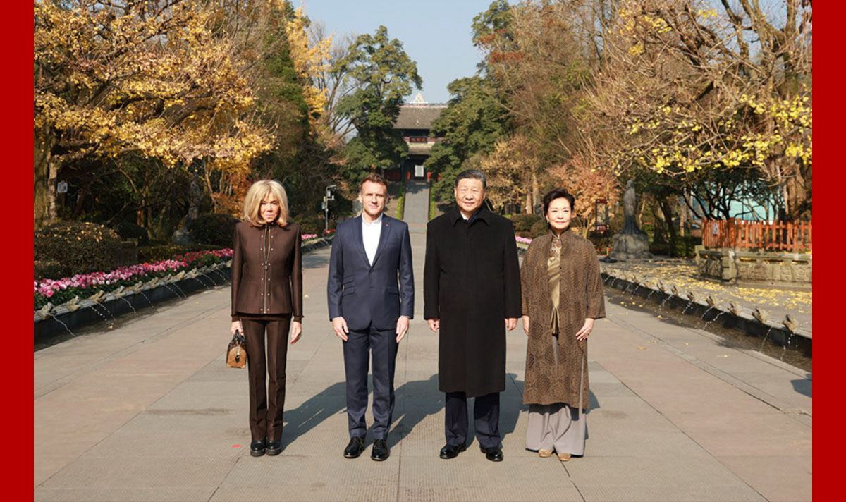 习近平同法国总统马克龙在成都进行友好交流