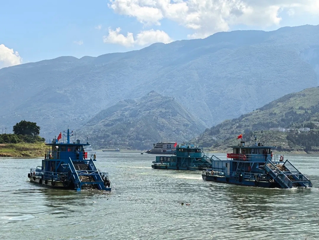 巫山奉节两地清漂船在江面作业。资料图片