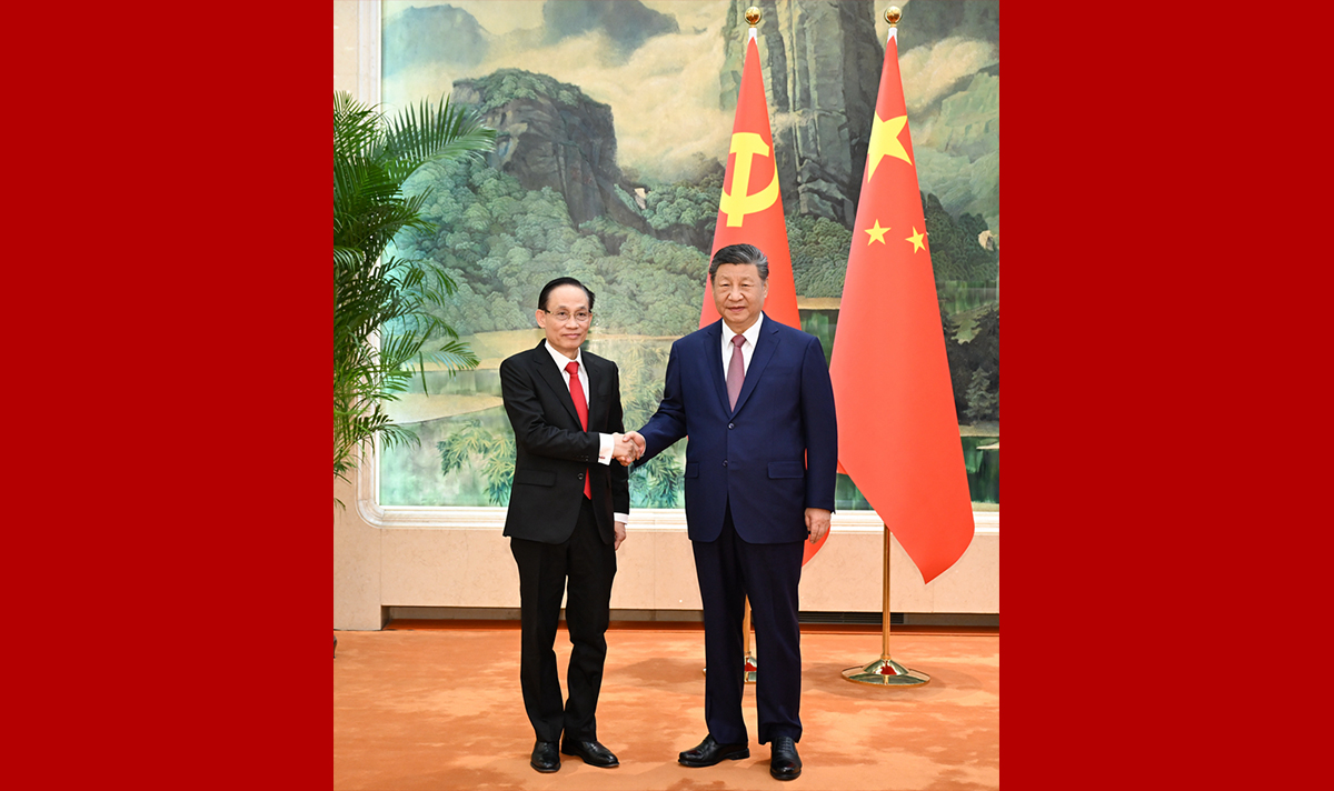 习近平会见越共中央总书记特使黎怀忠