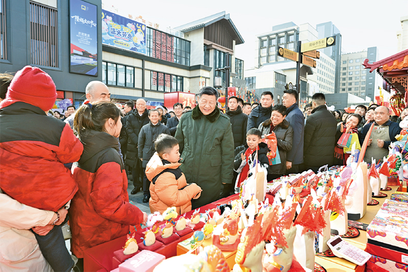2026年2月9日至10日，中共中央总书记、国家主席、中央军委主席习近平在北京考察并看望慰问基层干部群众。这是10日上午，习近平在东城区隆福寺街区新春市集考察时，同现场群众亲切交流。 新华社记者 谢环驰/摄