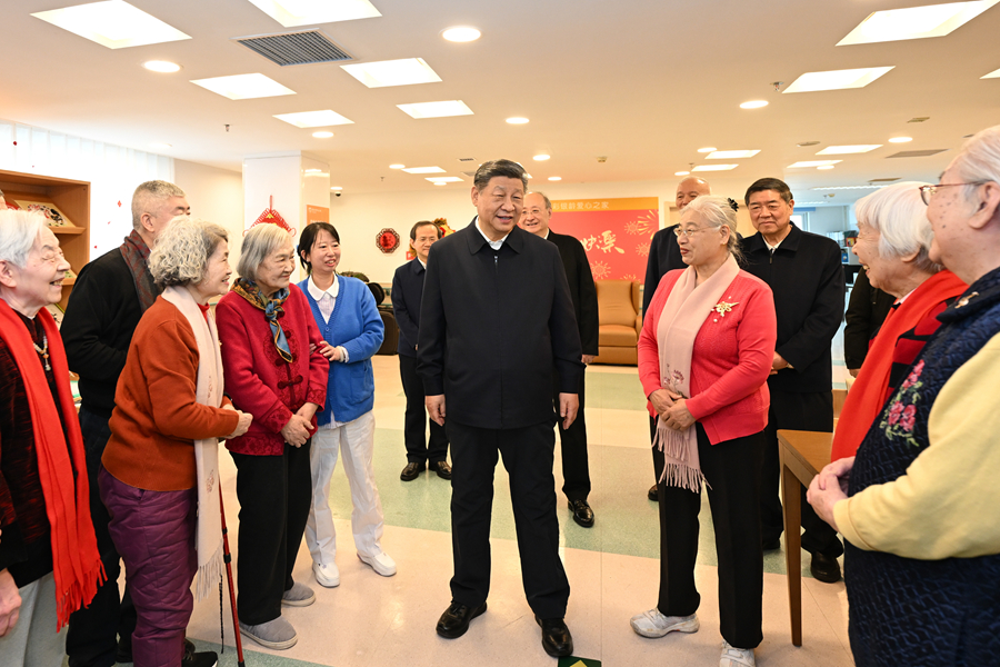 2026年2月9日至10日，中共中央總書記、國家主席、中央軍委主席習近平在北京考察並看望慰問基層干部群眾。這是10日上午，習近平在西城區“吾老·新街”養老服務街區銀齡老年公寓考察時，同老人們親切交流。新華社記者 燕雁攝