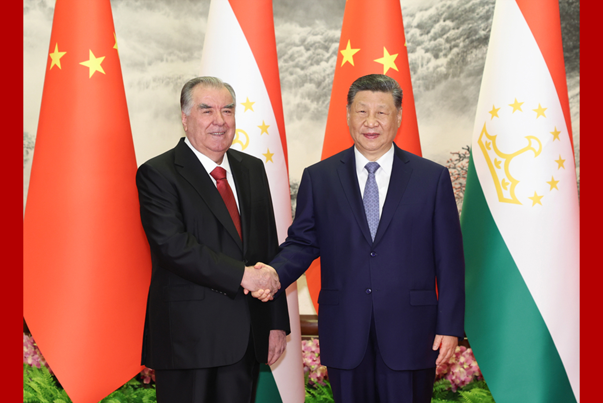 习近平同塔吉克斯坦总统拉赫蒙举行会谈