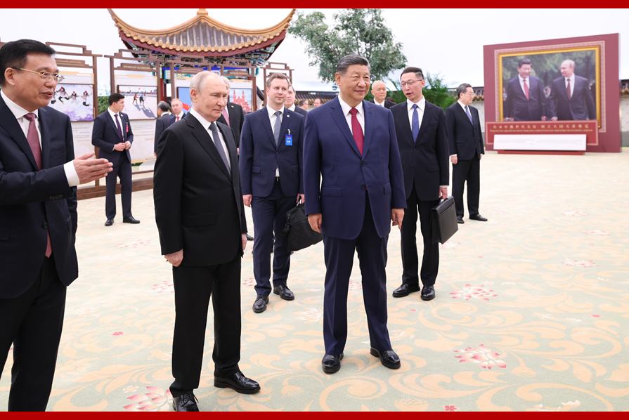 习近平同俄罗斯总统普京共同参观“传承中俄世代友好 树立大国关系典范”图片展