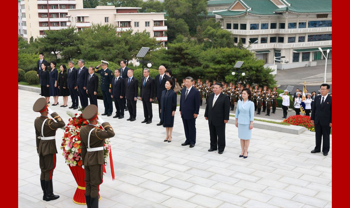 习近平和彭丽媛参谒中朝友谊塔